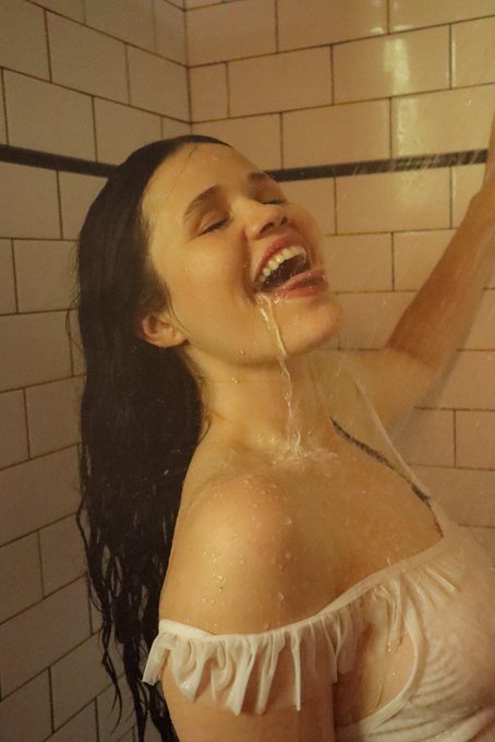 do you prefer a shower or a bath ? https://t.co/QQpA9tUrcK