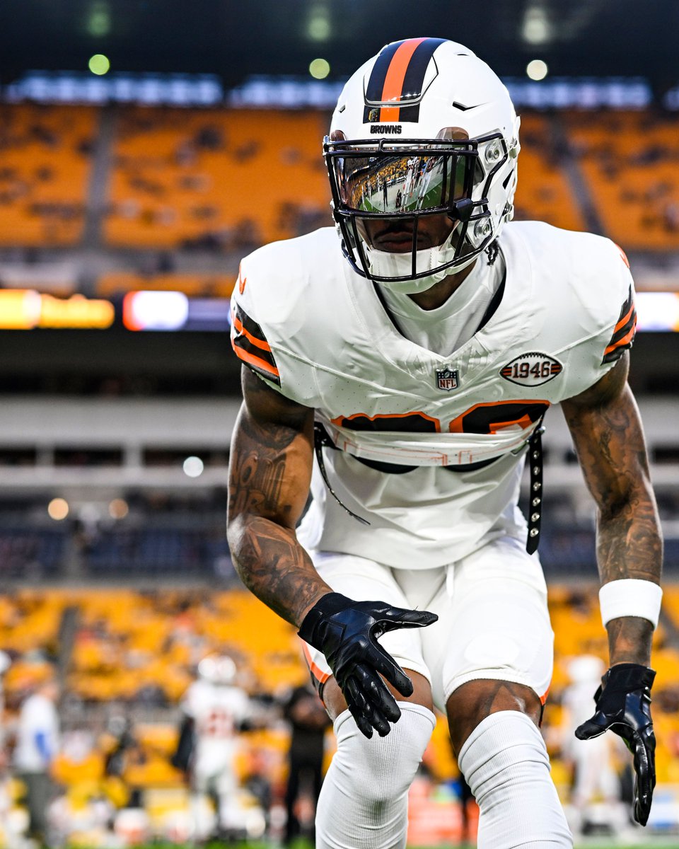 Browns's tweet photo. Monday night whites 💯

📸: https://t.co/gwuwC13FPc https://t.co/QjEM2VufGD