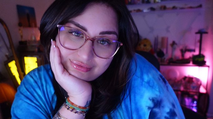 it's monday which means i have a gift for you:  vlog 113 + bts are up 💖 https://t.co/RnOx4Yvi9b