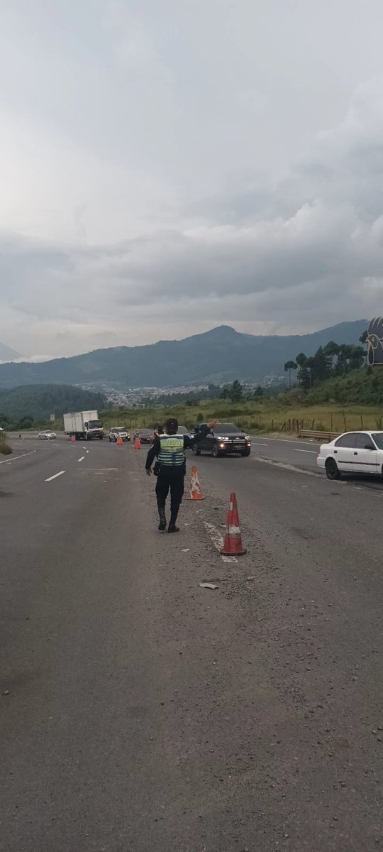 #SeguridadVial

#TránsitoPNC permanece brindando servicio de regulación vial en el Libramiento de Chimaltenango. Agentes reportan tráfico fluido.