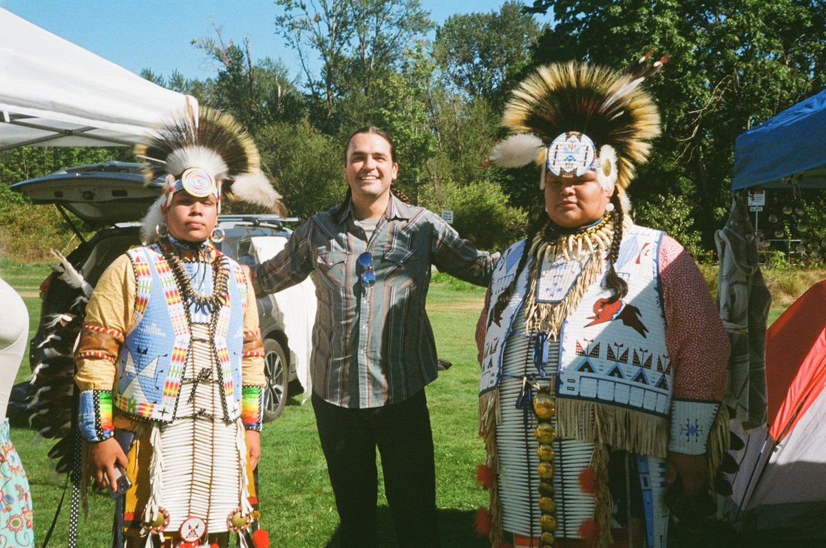 OrcaCoveMedia's tweet image. Behind-the-scenes of #SweetSummerPowWow.

Images by Gavin Andrews (movingimagery.ca) and Daniel Taggart-Hodge on film.

Featured: Rose Henry &amp;amp; Chief Lydia Hwitsun, Albert Paul, Vern Runningbear with granddaughter, Levi Runningbear, Joel Montgrand and Josh Runningbear.