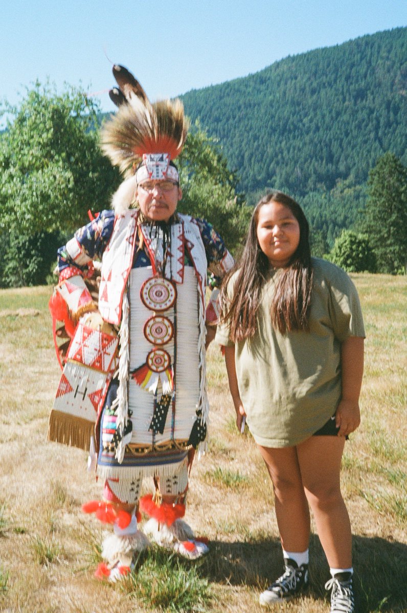 OrcaCoveMedia's tweet image. Behind-the-scenes of #SweetSummerPowWow.

Images by Gavin Andrews (movingimagery.ca) and Daniel Taggart-Hodge on film.

Featured: Rose Henry &amp;amp; Chief Lydia Hwitsun, Albert Paul, Vern Runningbear with granddaughter, Levi Runningbear, Joel Montgrand and Josh Runningbear.