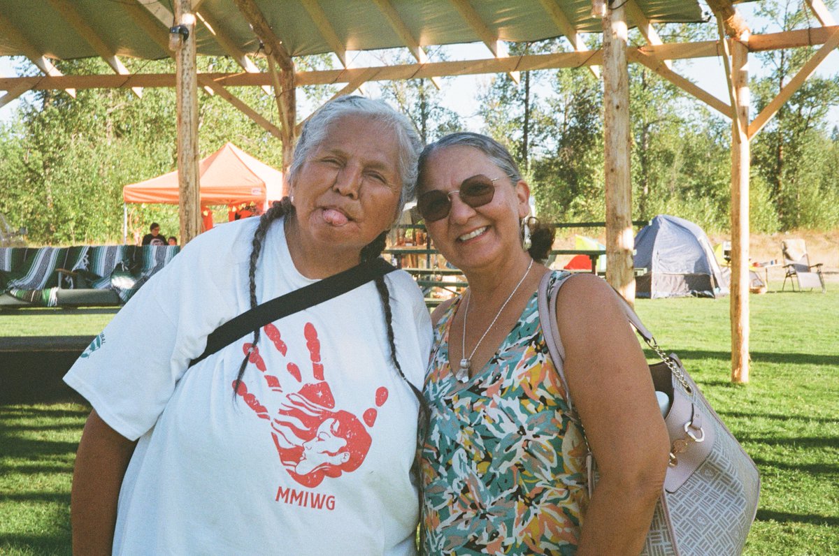 OrcaCoveMedia's tweet image. Behind-the-scenes of #SweetSummerPowWow.

Images by Gavin Andrews (movingimagery.ca) and Daniel Taggart-Hodge on film.

Featured: Rose Henry &amp;amp; Chief Lydia Hwitsun, Albert Paul, Vern Runningbear with granddaughter, Levi Runningbear, Joel Montgrand and Josh Runningbear.