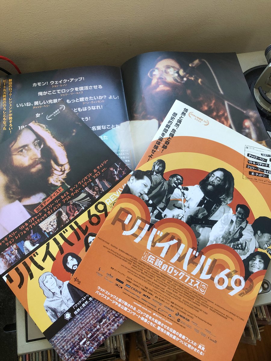 ken_green66's tweet photo. 10/6公開『リバイバル69』ー伝説のロックフェスーのデザインしました。
チラシは豪華ダブルサイダー仕様です。
ライブシーンは当然のように最高ですがジョンの出演交渉の裏側を描いている件りがヤバくて最高に面白いです。
そんな知られざる歴史の裏側を是非劇場で目撃してください！
#リバイバル69 https://t.co/GJ7gObIbsZ