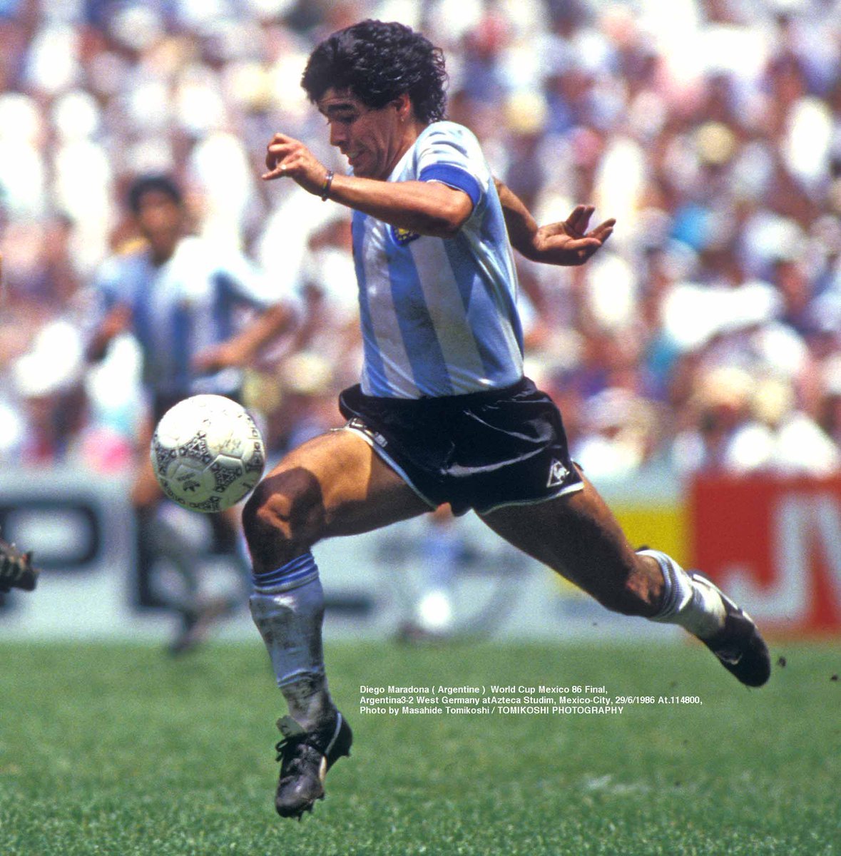 '🌟 El Mundial del '86 fue una montaña rusa de emociones. Maradona dejando huella con la 'Mano de Dios' y el 'Gol del Siglo'. ¡Esa Argentina campeona nos regaló momentos inolvidables! ⚽🏆 #Mundial86 #Maradona #FútbolHistórico'
Maradona es y sera el maximo idolo de la seleccion