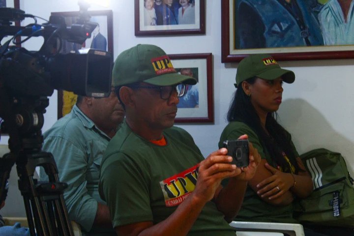 #EnFotos📸| En nuestra #RuedaDePrensaUPV hablamos sobre la gira internacional del presidente <a href="/NicolasMaduro/">Nicolás Maduro</a>, condenamos las sanciones hacia nuestro país y felicitamos a la <a href="/JuventudPSUV/">Juventud PSUV</a> por su aniversario número 15.

#ConMaduroMásJuventud <a href="/delcyrodriguezv/">Delcy Rodríguez</a> <a href="/dcabellor/">Diosdado Cabello R</a> <a href="/henryjh7/">Henry Hernandez</a>