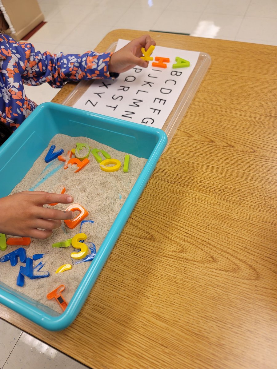 MsJohnsonCSD17's tweet photo. Extra 5 minutes? Pull out the sand trays and have students search for letters and say their sounds. Quick and easy multi-sensory review! https://t.co/39G8KIRVdX