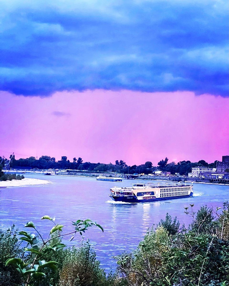 HooriaOueddan's tweet photo. 18. September 19.45 Uhr zog ein heftiges Gewitter über Düsseldorf. So schaute es am Rhein aus. Und bei euch? 
.
Learn German Top1 with @hooria.oueddan #Germany #Almanya #deutsch 
#Gewitter #Wetter #blitzunddonner https://t.co/K2cCDY0PhD