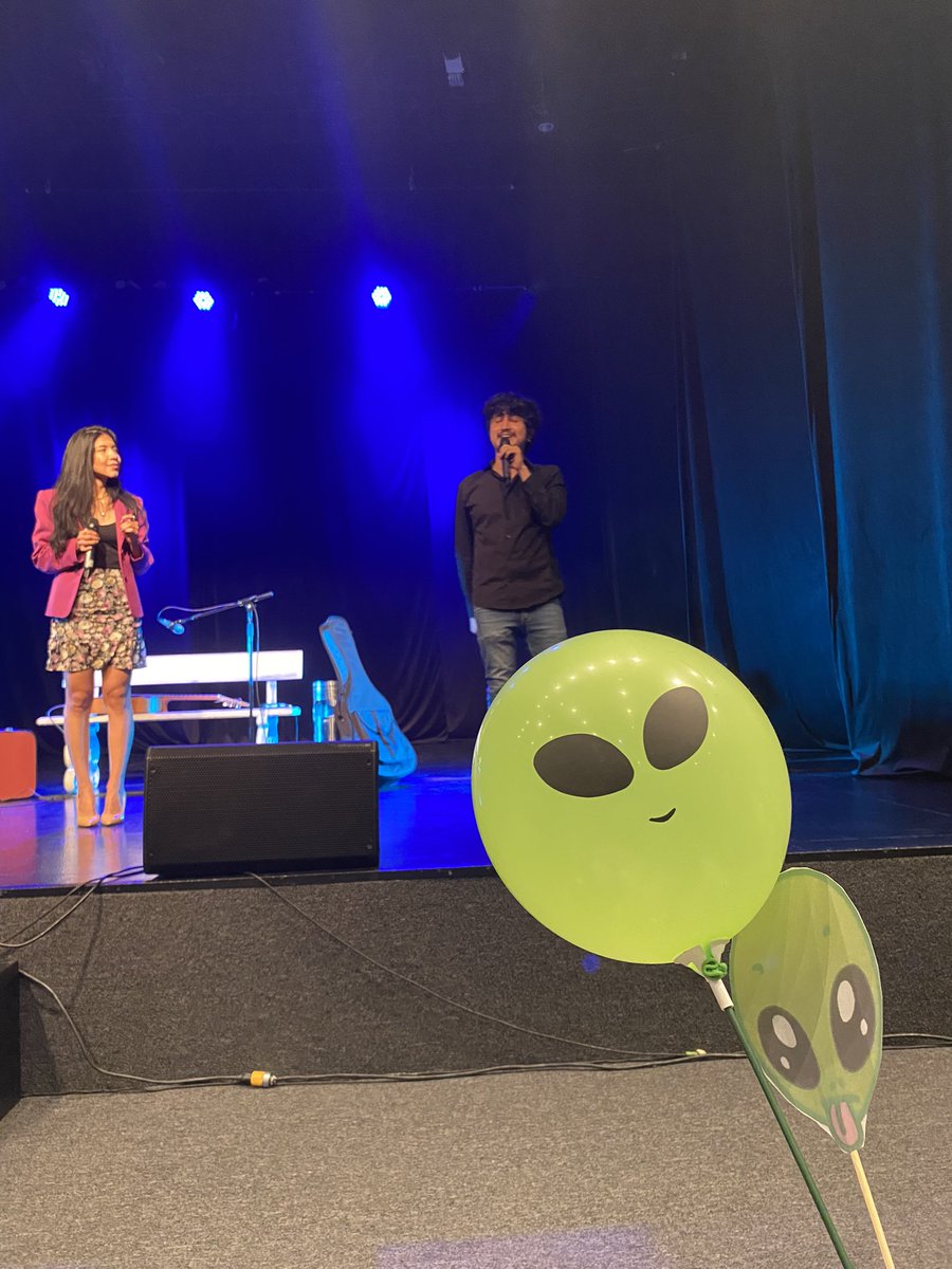 MarcianesU's tweet photo. Esperando a nuestra reina @MarRendonMusica 👽🥰😭 en el Stereo Show de @JoyaStereo 😍😍!! https://t.co/HLR9xb7g0Z