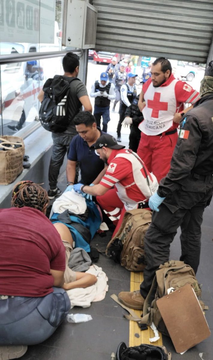 Hoy por la mañana #PolicíasAuxiliares @SSC_CDMX 👮🏻‍♂️ de la estación Nuevo León #Línea1 del @MetrobusCDMX ayudaron a una usuaria que se encontraba en labor de parto, de manera inmediata solicitaron el apoyo a @CruzRoja_CDMX para su atención y oportuno trasladado. 🏥🚑