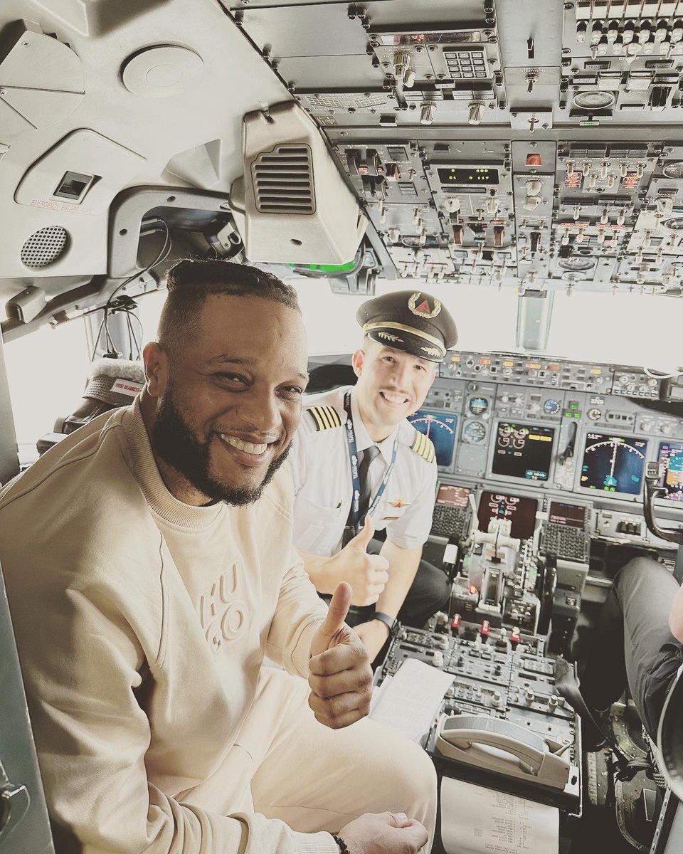 Lcelado2013's tweet photo. A delight to have such a gentleman and baseball legend @RobinsonCano  on our flight https://t.co/IHA1PuIfxl
