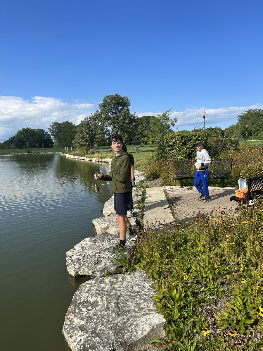 MSNorthPE1's tweet photo. Another great day with the @HawthornMSN73  fishing club. 15 bluegill 🎣 @District_73 https://t.co/Q8YFA0WhHd