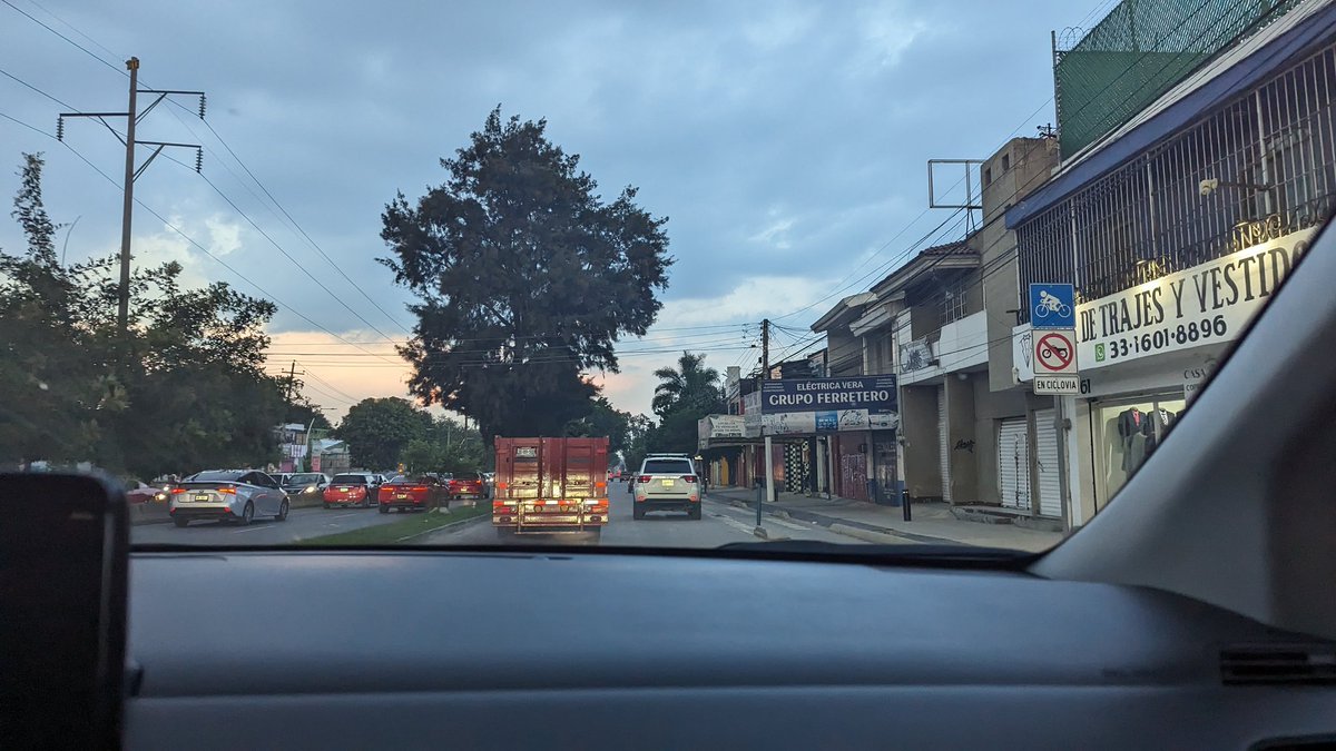 UsuarioCastroso's tweet photo. Lateral de Mariano Otero entre las Torres y Periférico, otro estacionamiento que entorpece la circulación @Trafico_ZMG @ZapopanGob @MovilidadZap  @PoderAG_Jal https://t.co/Lv0WURAozw