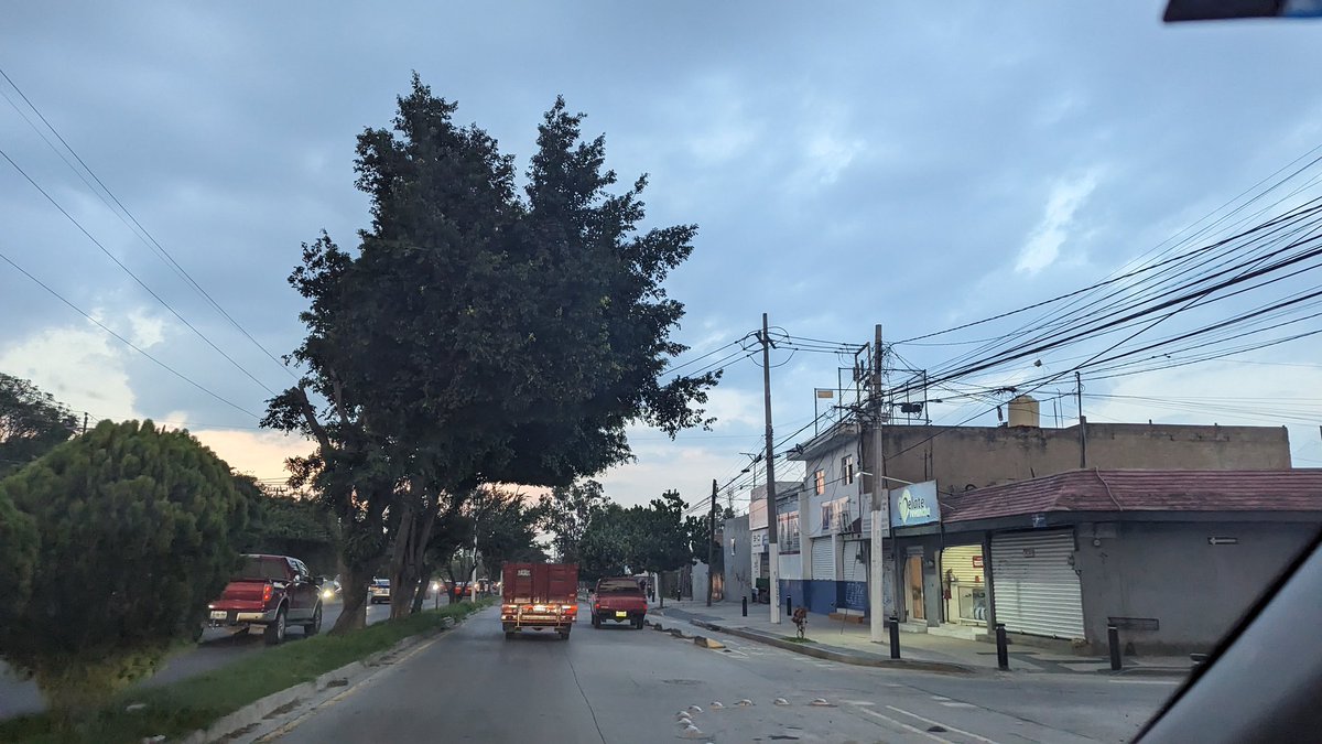 UsuarioCastroso's tweet photo. Lateral de Mariano Otero entre las Torres y Periférico, otro estacionamiento que entorpece la circulación @Trafico_ZMG @ZapopanGob @MovilidadZap  @PoderAG_Jal https://t.co/Lv0WURAozw