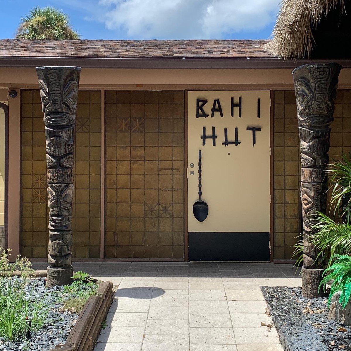 therumtrader's tweet photo. My Florida Tiki Tour next took me to the Bahi Hut in Sarasota…Florida’s oldest Tiki Bar.
#tikicocktails #tikidrinks #tikilife #tikitime #tikibars #drinkmorerum #drinkstagram #rumtime #floridatiki #vintagetiki https://t.co/h1exoBc6sV