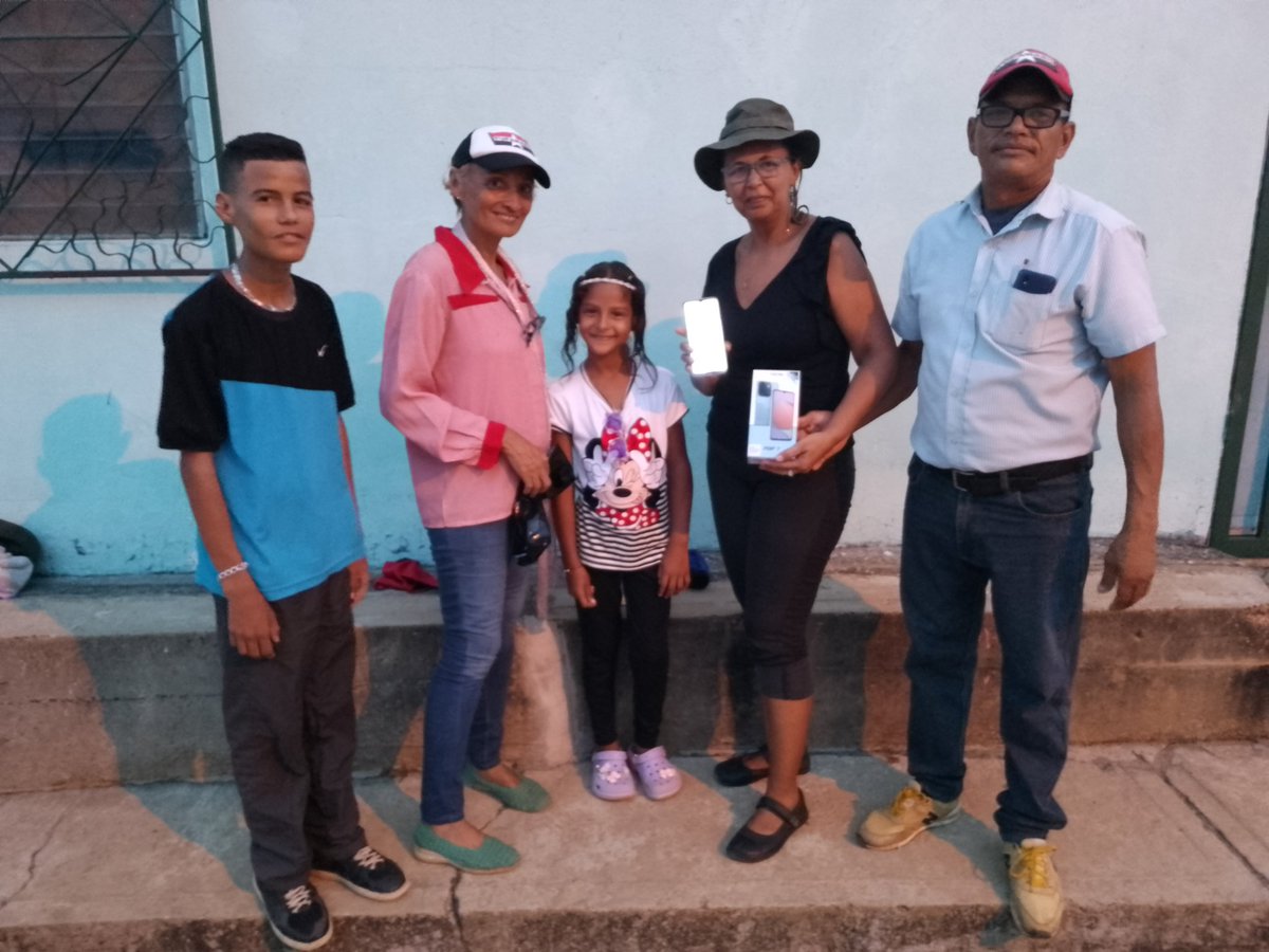 <a href="/tupamarozaraza4/">Tupamaro Zaraza</a>, practicando la solidaridad con principios y usando estrategias de financiamiento colectivo da inicio a la entrega del primer equipo tecnologico a su militancia con el fin de fortalecer la comunicacion. EL TRABAJO EN EQUIPO HACE QUE LOS SUEÑOS SE CUMPLAN.