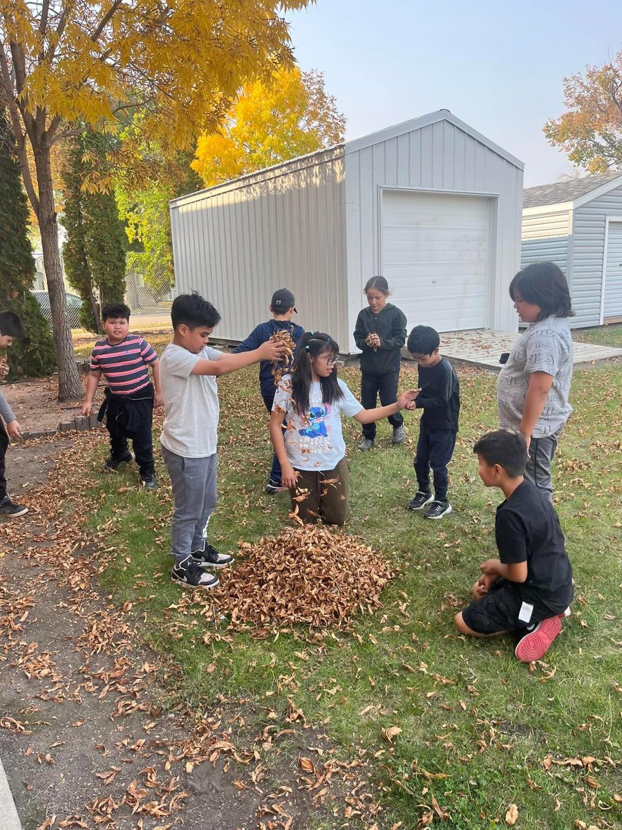 SchoolMckitrick's tweet photo. #recessfun.    #fall. https://t.co/PruXKw6kEE