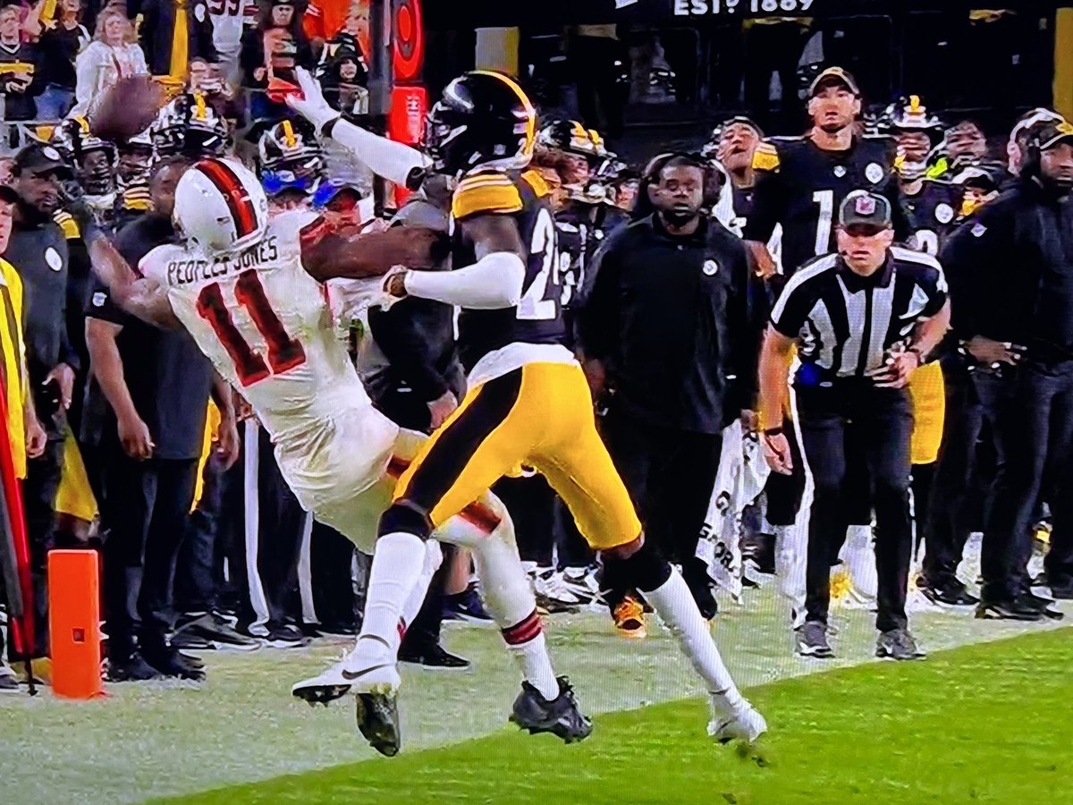 GVartwork's tweet photo. Referee staring at the jersey pull! Literally staring at it and still won’t call it. 

Didn’t lose the game on that call. We had so many other chances and just couldn’t get it done. But man between that and Watson getting face masked those are some huge no calls. https://t.co/HqcWBkQjFp