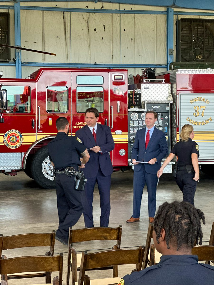 Our first responders are our everyday heroes, and we in Florida continue to show our gratitude! Today, @GovRonDeSantis and Senator @Clay_Yarborough handed out $1000 bonus checks to some of these brave individuals who put their lives on the line for our safety. #JaxPol #FlaPol