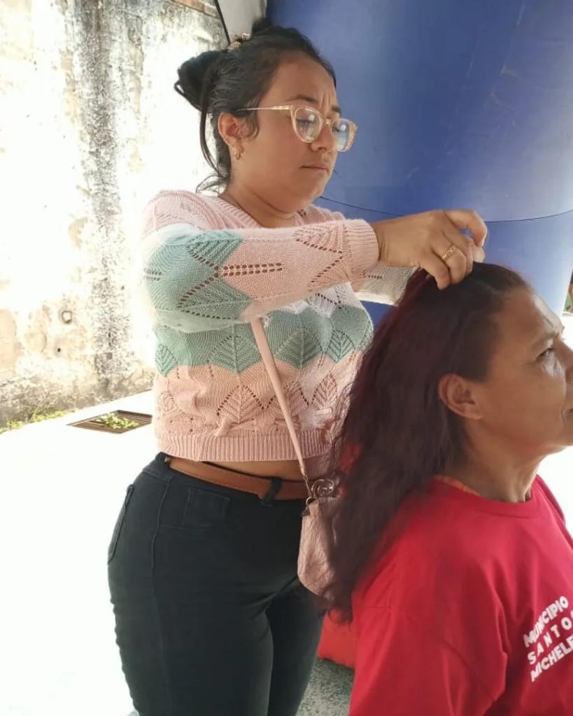 En la comunidad Leonardo Ruiz Pineda del Municipio Santos Michelena,hicimos el lanzamiento estadal de las brigadas de solidaridad de la @JuventudPSUV,Dónde nos sumamos a la recuperación de espacios deportivos y recreativos. Así como barbería, peluquería y pinta caritas.