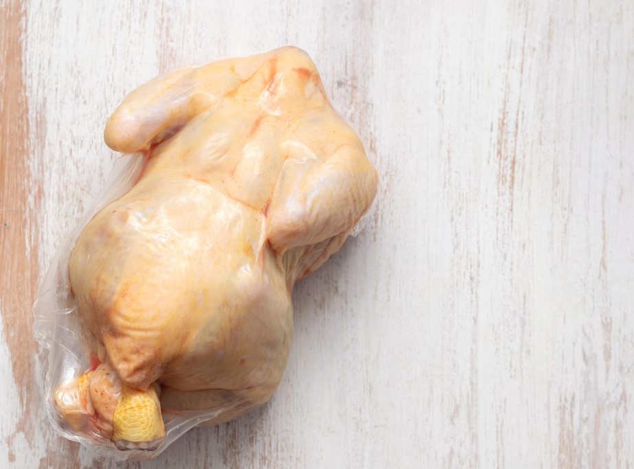 pack_bio's tweet photo. 🌱 Introducing our latest innovation: Eco-friendly #shrinkwrapbags for poultry! 🐔 Reduce plastic waste while keeping your chicken fresh and safe. Made from sustainable materials, these bags are a win-win for your business and the environment. 🌎 #foodpackaging #Sustainability https://t.co/S8ONNIPheZ