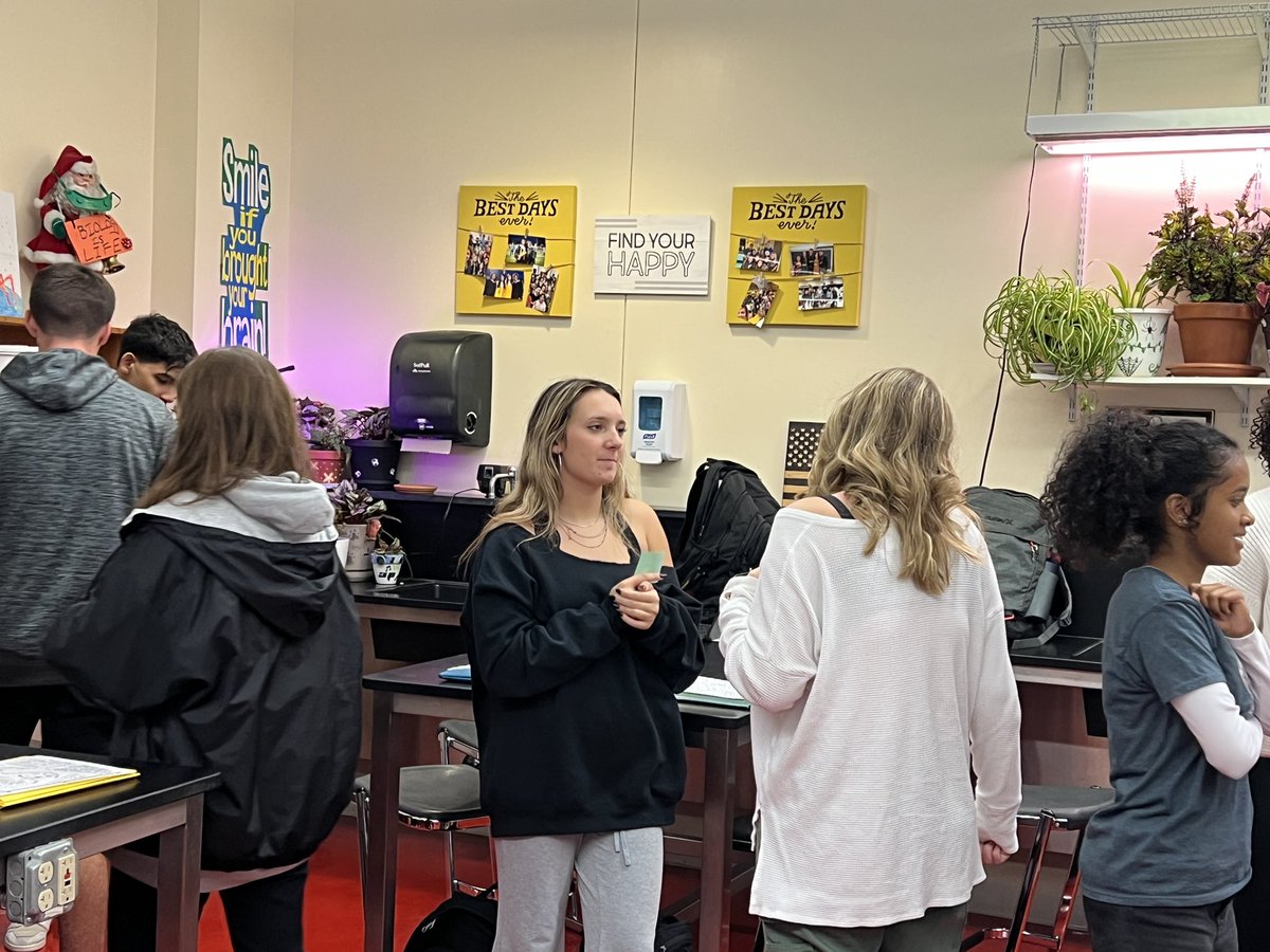 SukaloTracy's tweet image. Sharing our cell analogy posters and playing alittle quiz, quiz, trade in ap biology today. #learningisdoing