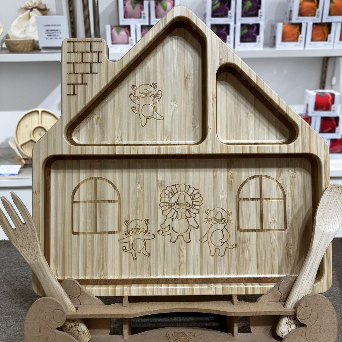 mitsukoshi_nh's tweet image. ＜#FUNFAM＞POP UP開催中💚
竹から作られた食器を期間限定でご紹介！

今回は、三越ベビー・キッズクラブ「ぷちりおん」のキャラクターが刻印された食器が登場🦁名入れすることも可能なので、ギフトにもおすすめです🎁

〜9月26日(火)
本館7階 シーズンアイテム