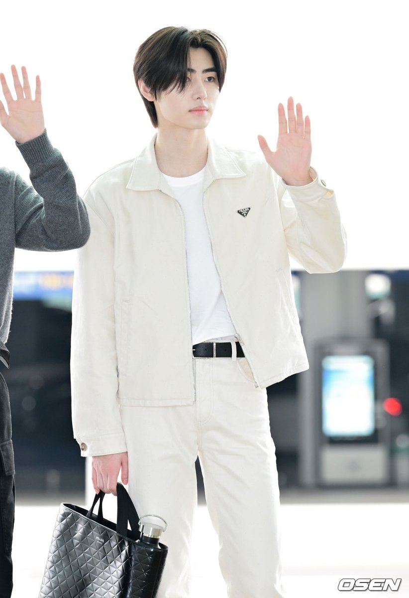 byeol_ice's tweet photo. 230919 출국 기사사진 (3)
#성훈 #SUNGHOON https://t.co/wyhjoi4gUC