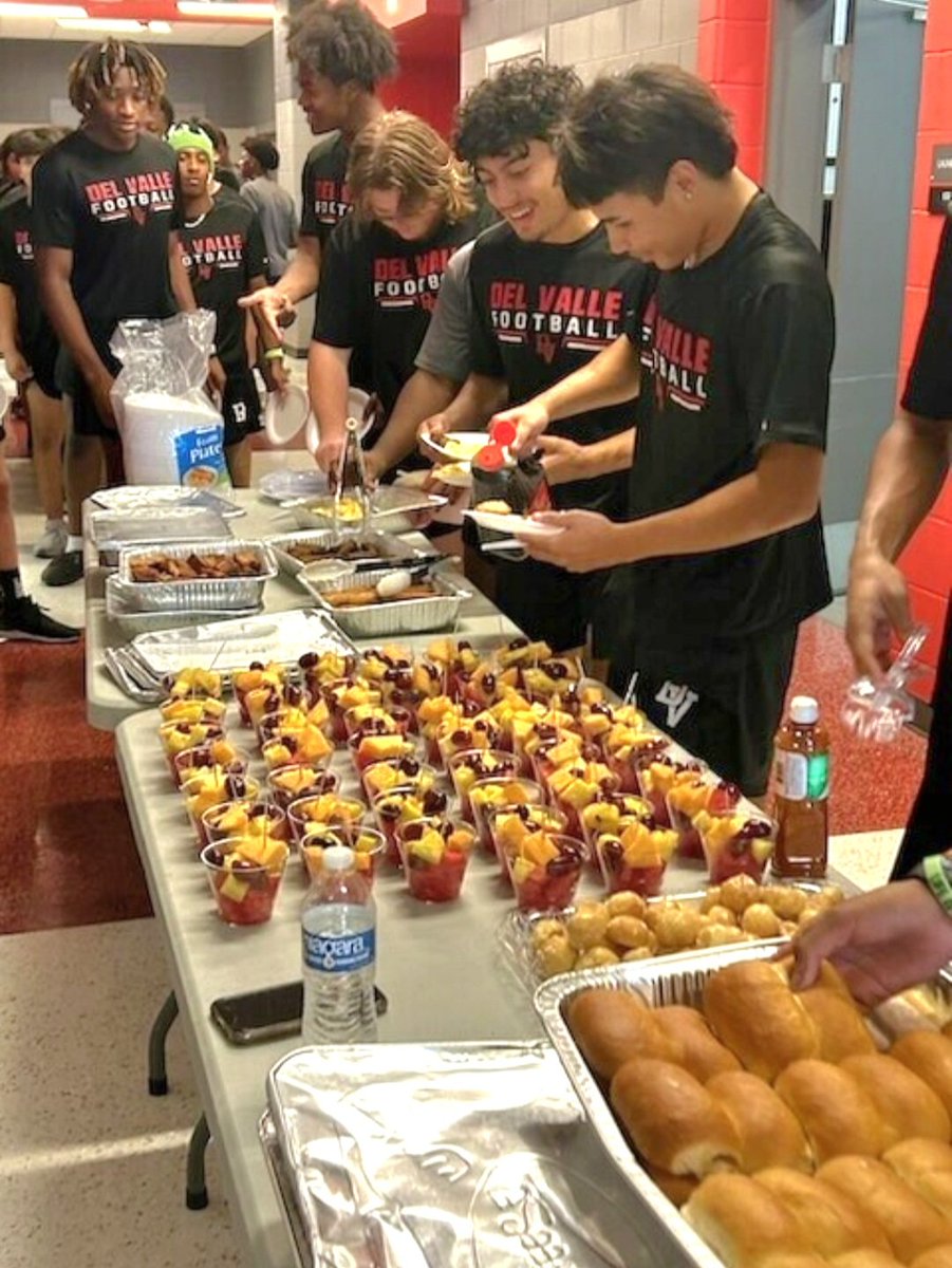 CoachPatmon's tweet image. s/o to our DV Parent Group! Coming through in big ways for our guys! 

Community. Family. Football. Priceless! 

#DVDNA 
#DVProud
@DVCardinalsFB