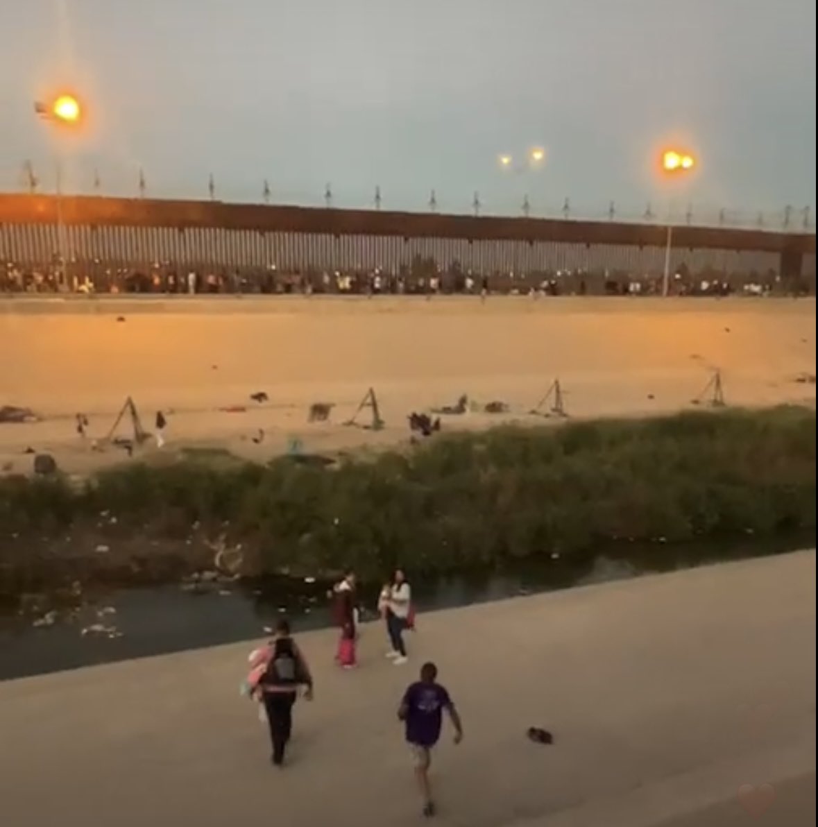 AnthonyAguero's tweet photo. 🚨 Happening Now: Cargo operations at the international Bridge of the Americas in #ElPaso #Texas has been shut down, agents pulled off the line to help BP with processing. Currently there are about 1000 illegals at gate 28 along the southern border wall waiting for their van ride in to the states… #OperationBorderWars