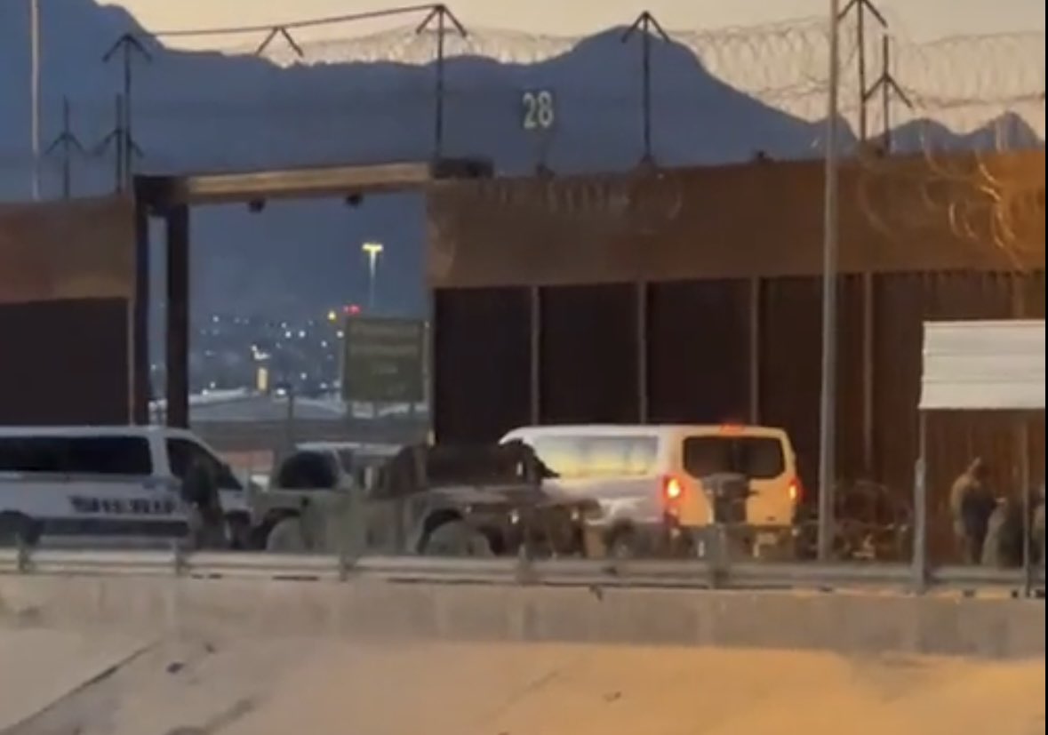 AnthonyAguero's tweet photo. 🚨 Happening Now: Cargo operations at the international Bridge of the Americas in #ElPaso #Texas has been shut down, agents pulled off the line to help BP with processing. Currently there are about 1000 illegals at gate 28 along the southern border wall waiting for their van ride in to the states… #OperationBorderWars