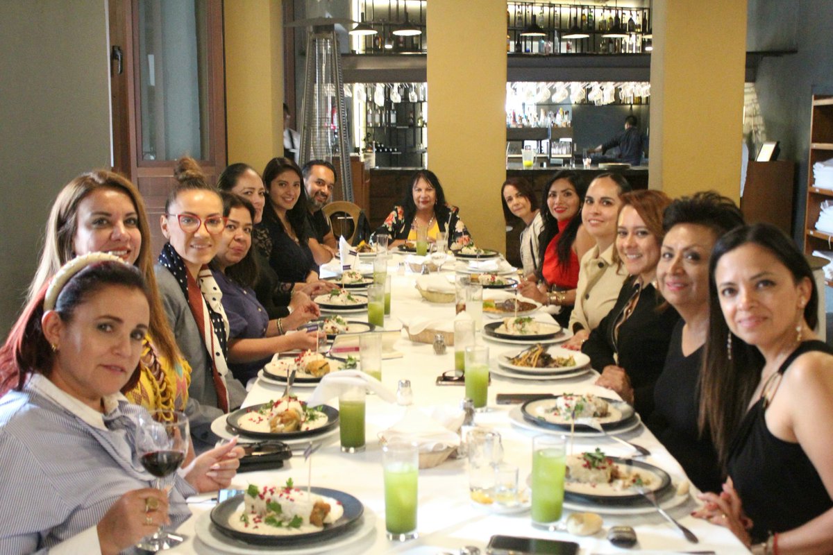 Tuvimos la visita de mujeres empresarias de la cdMx Nuestra presidenta Margarita Palomino encabezó la comitiva de recepción para iniciar un recorrido por lugares maravillosos de nuestro centro histórico. 
!Fue un día inolvidable!

💐💜🥰🧢💜🍽️💜

#UnidasSomosMasFuertes
#50mas1