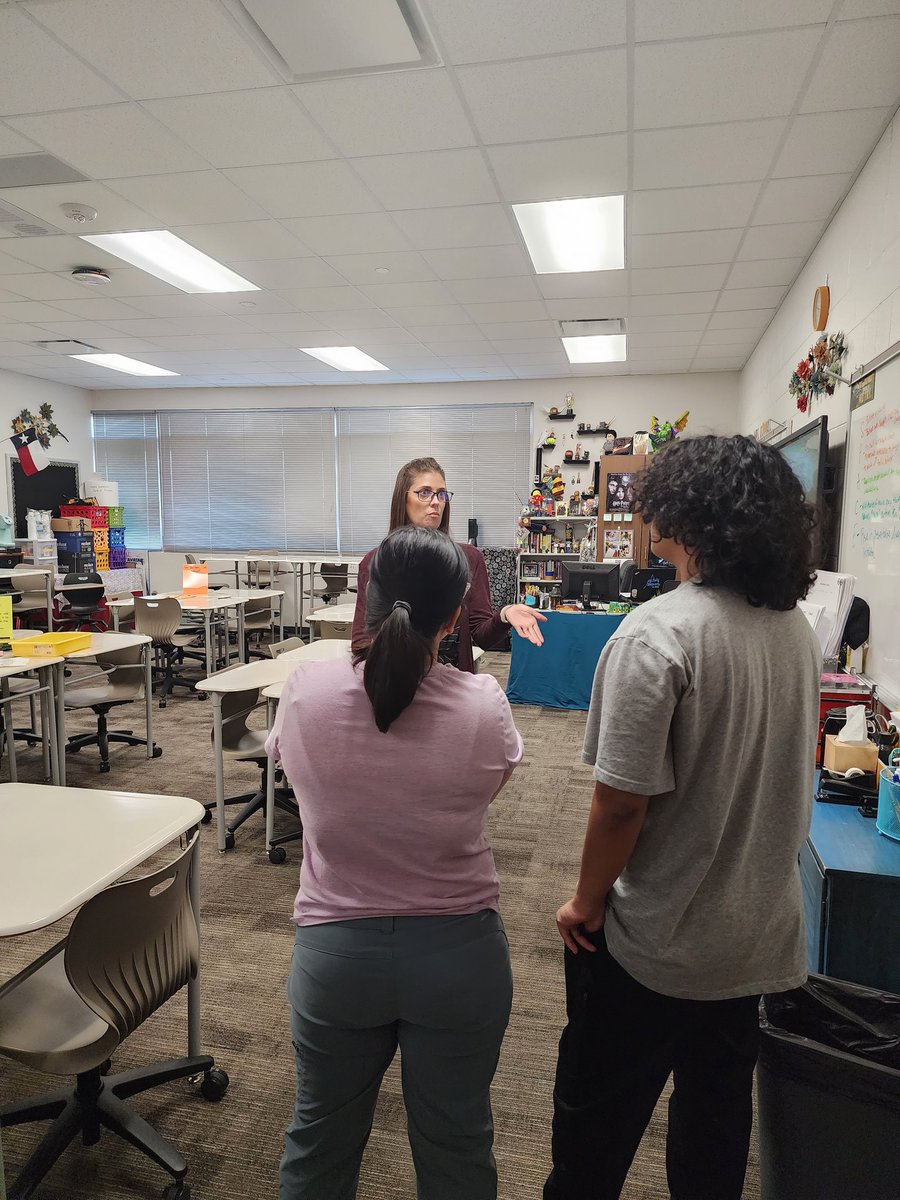 MrsMSuarez's tweet photo. Loved watching some of our Tigers show off their latest lessons and our Tiger teachers build relationships with our parents during Open House! @CypressParkHS is a special CommUnity! 💛🖤 https://t.co/XVsC7Ewkxw