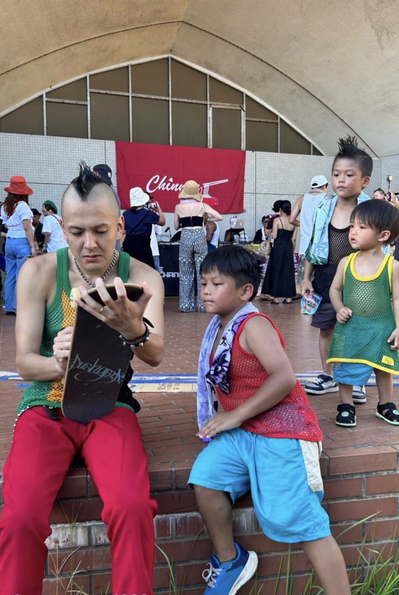 J_REXXX1986's tweet photo. 最近はライブによく来てくれる子供達がどんどん成長して行くのがわかる👦👧🧒👶

大人になってもアミシャツ着ろよ😁 https://t.co/5EYRXeHkMA