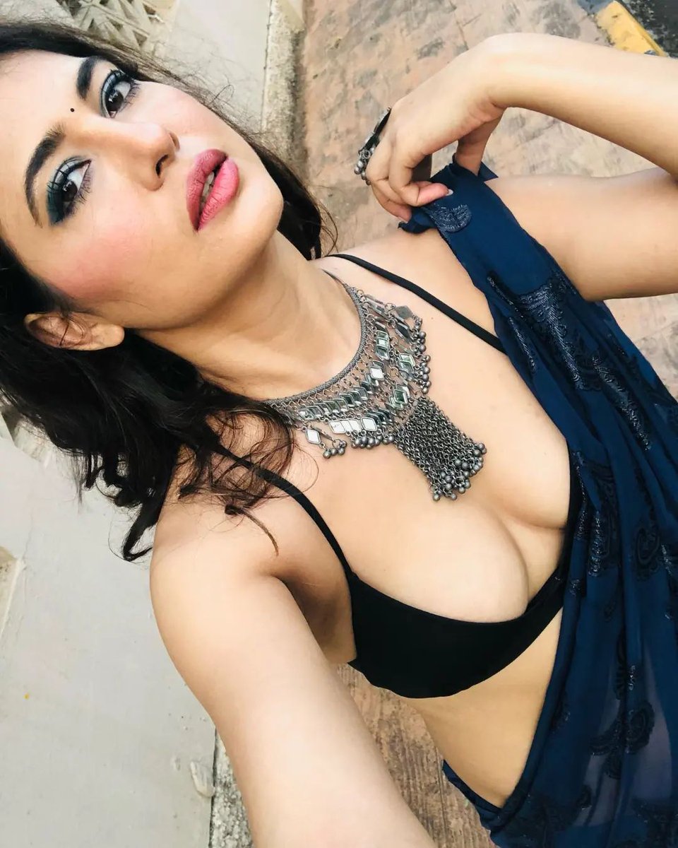 Saree, sanskari se sexy turant bana deta hai💋

Aapko kon si pasand hai 😋