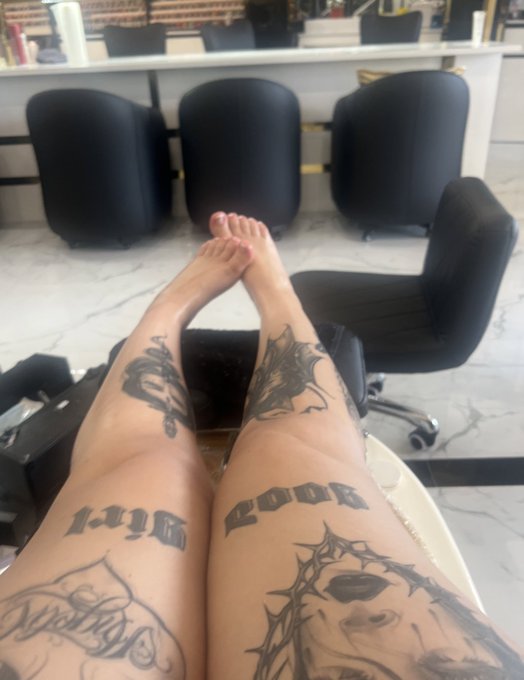 my leg tattoos and toes are so sexy ? https://t.co/yPU3KujUs3