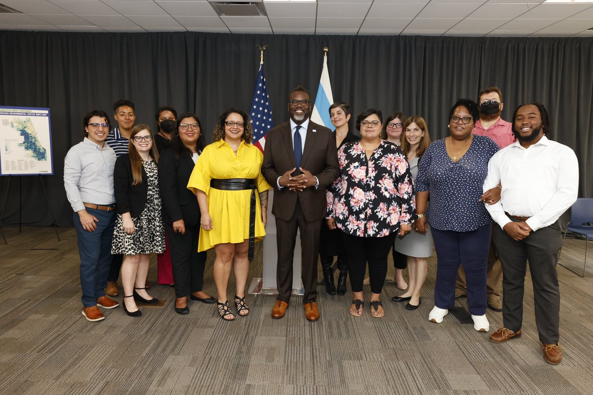 ChicagosMayor's tweet photo. Stood today among environmental justice giants @OBauti @LVEJO and Cheryl Johnson, daughter of Mother of Environmental Justice, Hazel Johnson, to release our first Cumulative Impact Assessment so all residents can live in healthy, sustainable communities.
https://t.co/p7cZdNeVb9 https://t.co/wIdC2O0Lds