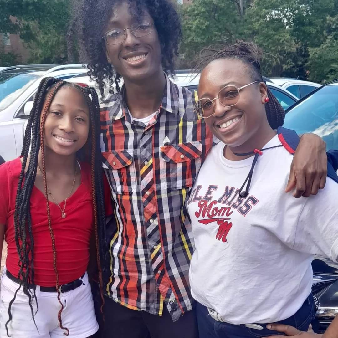 MsChiTwnFinest's tweet photo. Nothing like good ol' family fun enjoying a good OLE MISS tailgate experience 🏈  @OleMiss https://t.co/NHAcR1xZyU