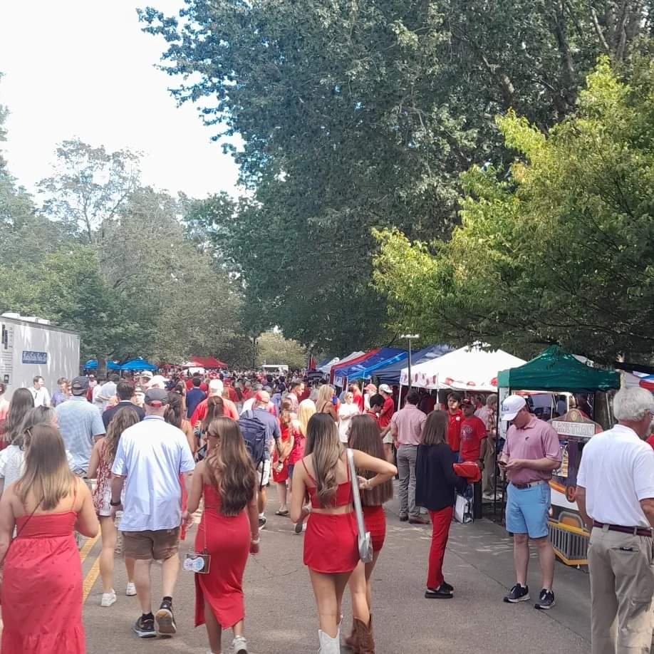 MsChiTwnFinest's tweet photo. Nothing like good ol' family fun enjoying a good OLE MISS tailgate experience 🏈  @OleMiss https://t.co/NHAcR1xZyU
