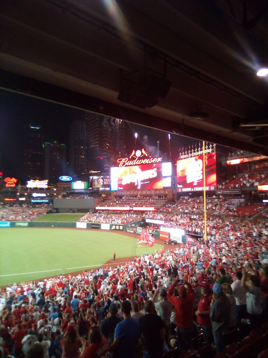 carebearcards's tweet photo. @UncleCharlie50 has 200 WINS ! SEEN IT LIVE ! WINNER WINNER CHICKEN DINNER !!!. THAT'S A WINNER !!!! @Cardinals WIN !!!! CARDINALS WIN !!!! #GoCards #CardinalNation #GetUpBaby #Waino #STLCards https://t.co/MyVIng7cBE