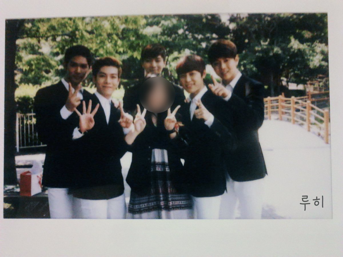 HISTORY_lucia's tweet photo. 이날 찍은 단체 폴라 실물은 못 찾았지만 찍어뒀던 사진은 발견했댜!ㅎㅎ

왜 김재호씨 손 모양이 41이냐면요... 14였는데 본인 기준으로 14를 하셔서 사진상으론 반대로 보이는 거예요ㅋㅋㅋㅋ (사실 이 손모양도 찍은 거 받고 저렇게 한 줄 알았움...) 

냅다 팔짱 낀 김재호도 넘 웃김ㅋㅋㅋ https://t.co/ghsZnJB3Io