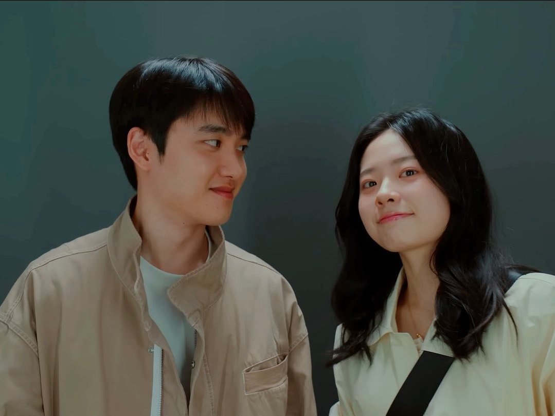 tunikayu's tweet photo. Yaa Alloh.. mau balikan sama DO tapi malah patah hati lagi perkara MV lagu barunya sama cewe 🤣 ini fotonya gemes bgt lagi mereka 🫠 https://t.co/QtfxvLk55w