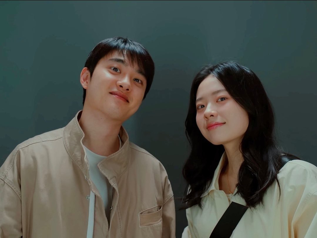 tunikayu's tweet photo. Yaa Alloh.. mau balikan sama DO tapi malah patah hati lagi perkara MV lagu barunya sama cewe 🤣 ini fotonya gemes bgt lagi mereka 🫠 https://t.co/QtfxvLk55w