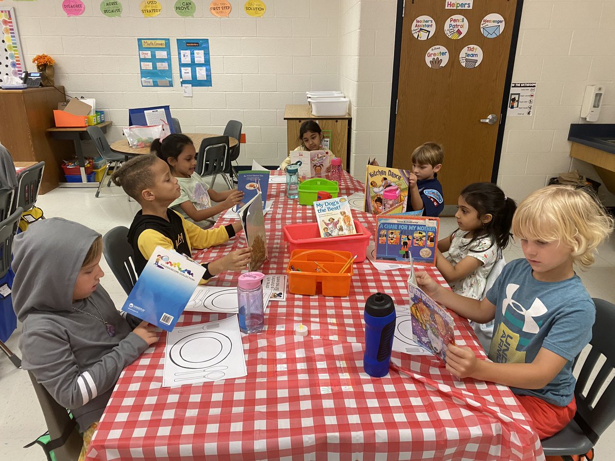 MrsWeaver_first's tweet photo. First graders “tasting” new genres! https://t.co/wWOwCEwKsr