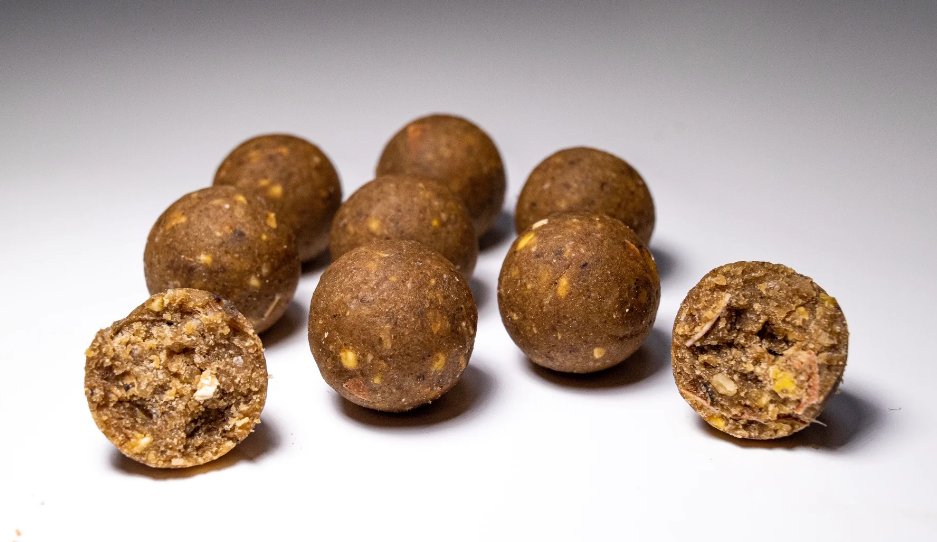 Carp, the versatile omnivores, have a varied diet of insects, vegetation, and more. From bloodworms to crayfish, they're opportunistic feeders. In modern fishing, boilies and pellets are favorites. Discover their culinary world!  
#CarpFishing #CarpDiet #rcbaitboat #Boatman
