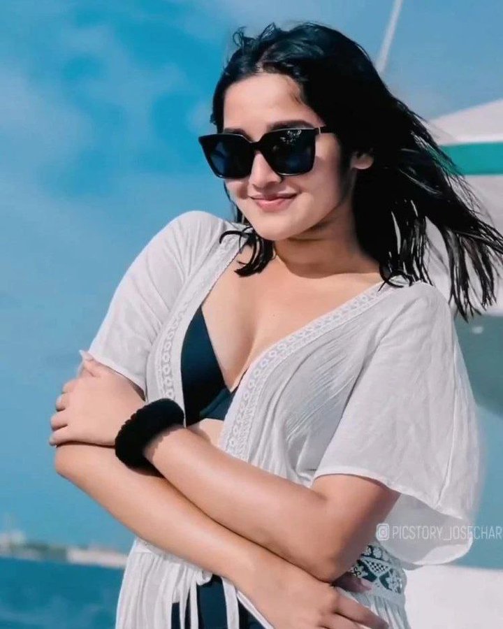 F6Wq8-AbcAAVFNM?format=jpg&name=900x900