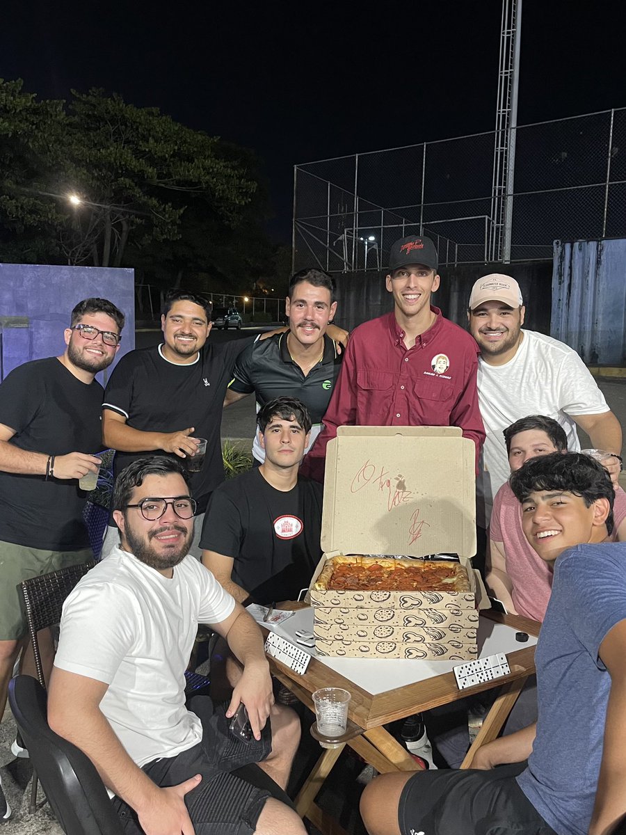 Valgreen X DamianoilPizzaiolo 🤩

Presentes en el Open Toyo Gil 🎾 Después del torneo, un buen dominó, disfrutando con amigos, y las mejores Pizzas 😼🫶🏼🍕

Esto es lo que se llama; Otra voz ⚡🌎🍕