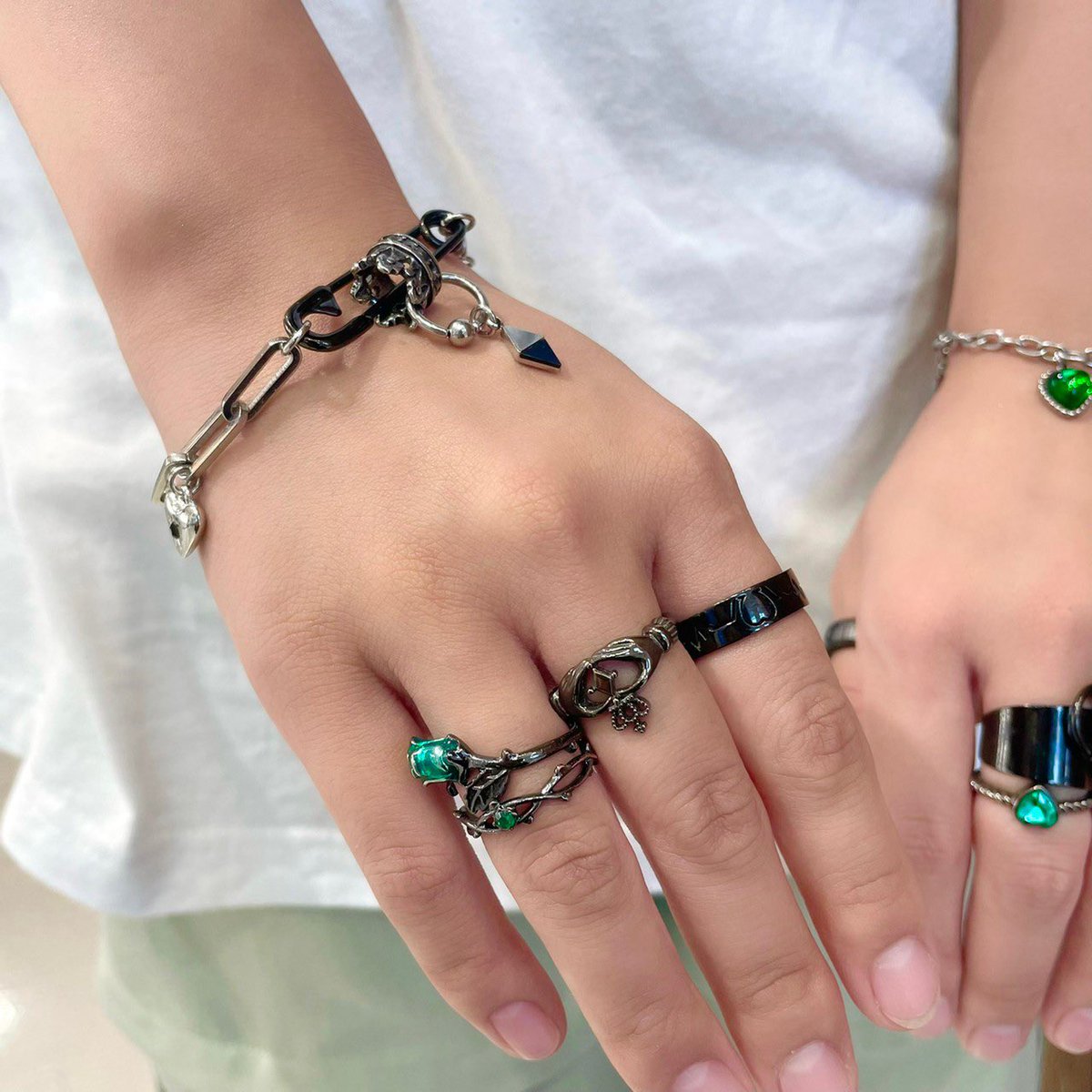 .
.
.
【🐍 お客様snap 🦎】
All メディストアコーデ!!!!!
🧷×👑ブレスレットカスタムが加わって
腕周りコーデバージョンUPしましたね🤜⚡️
前回作ったバーコードシリーズの耳コーデとも
相性バッチリ...😏💕
いつもありがとうございます🫶

本日は、てらさん🐷石田🐼です🩵
.
.
.