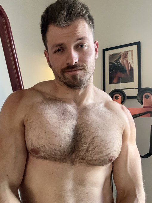 You like those pecs? 😏 https://t.co/oRx5vEZWYG