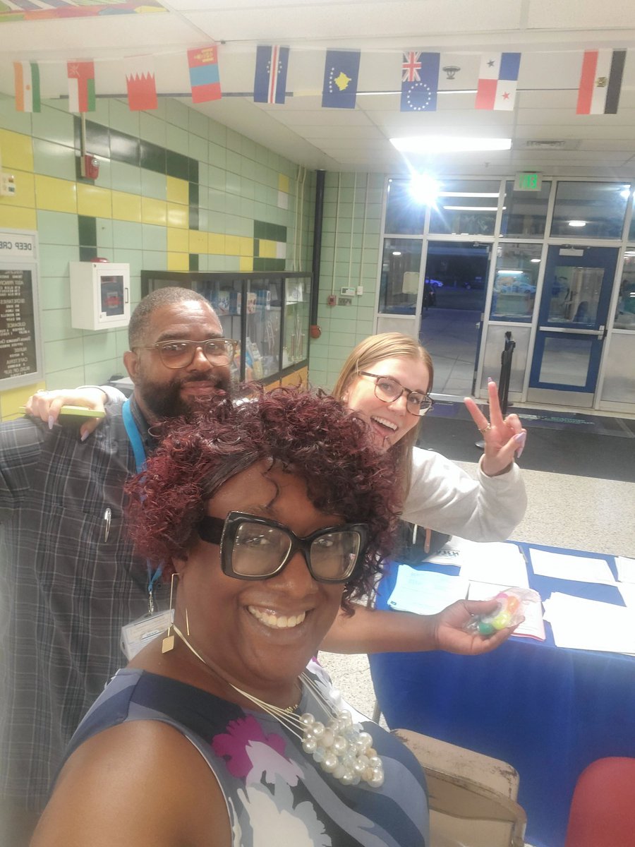 AWashington_RP's tweet photo. Shout out to All the BCPS Community School Facilitators. We are constantly working for our familes, Scholars, and Stakeholders to promote positive, equitable, and sustainable outcomes needed to thrive. #Wearehereforit 
#180DayOfJoy 
@DeepCreekMSOne 
@BCPS_OSC 
@CommSchools https://t.co/5eEWLuaxOA